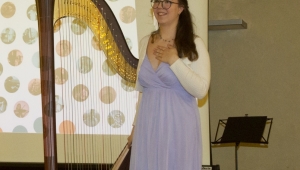 Talentovaná harfistka Miriam Anna Raichová