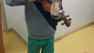 Vládík hraje na housličky