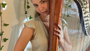 Talentovaná umělkyně Miriam a nástroj jejího srdce - harfa