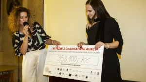 Moderátorka večera Kateřina Pechová a Eva Grund za NF Cesta talentu