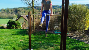 Talentovaná Sára, 12 let, a její splněný sen, gymnastická hrazda