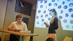 Míša a Matyáš, děti podpořené Cestou talentu, vystoupili s divadelním představením
