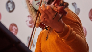 Magdalenka se svými koncertními houslemi, darovanými Cestou talentu