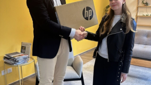 Mgr. Pavel Kroupa předání Kateřině dar - nový notebook