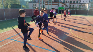 Talentovaný Kuba, 10 let, vede hodinu TV. Pro spolužáky si připravil fotbalový trénink