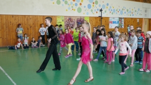 Zpětná vazba a vystoupení ve školní družině. Adélka se musela pro školní povinnosti omluvit, zatančila tak dětem Karolínka se svým tanečním partnerem Martinem 