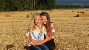 Talentované, milé, neskutečné pokorné, toužíc v životě opravdu něco dokázat, nejen to jsou talentované tanečnice Karolínka a Adélka