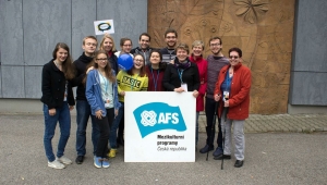 "Před mým pobytem v  Anglii jsem aktivně dobrovolničila pro organizaci AFS, která vysílá české studenty do zahraničí a naopak se stará o zahraniční studenty, aby jejich pobyt byl co nejpříjemnější a nejpřínosnější. Když jsem se po roce z Anglie vrátila, tak jsem byla tři měsíce kontaktní osoba, ale teď se hlavně soustředím na maturitu", Alena