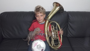 Denis s trubkou, tenorem, na kterou už pět let hraje