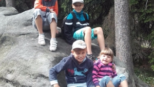 Tři kluci a holčička. Denis se svými sourozenci i hraje na hudební nástroje.