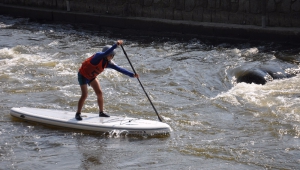 Rád závodí i na paddleboardu