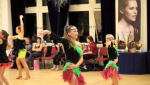 Adélka při další disciplínu, duo synchro latině se svou kamarádkou a taneční partnerkou Karolínkou