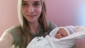 Se svou milovanou a vysněnou mladší sestřičkou Lucinkou, o kterou se Míša moc ráda stará a pomáhá mamince